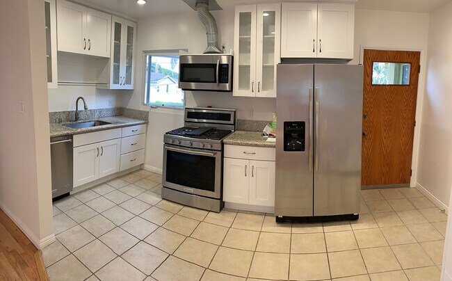 Cocina - 2010 Virginia Ave