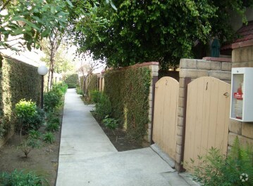 Building Photo - 15001 Vanowen St