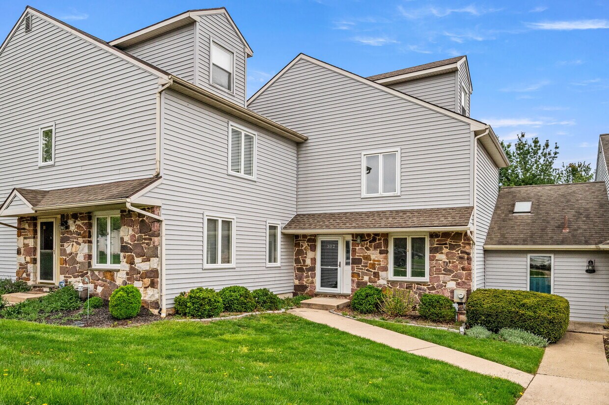 Primary Photo - 302 Pinebrooke Cir