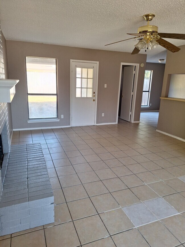 Foto del edificio - 4525 Compass Ct