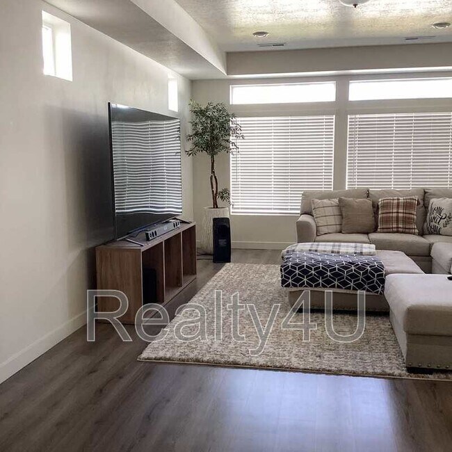 Foto del edificio - 138 E Crown Point Dr