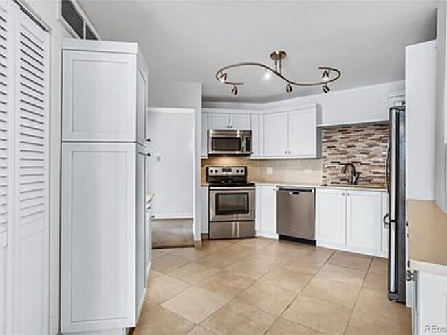 Building Photo - 550 E 12th Ave