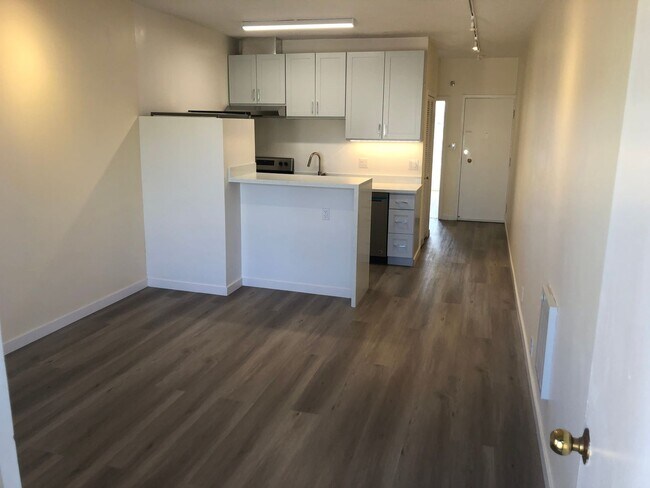 Foto del edificio - PRICE REDUCED - Remodeled top floor rent c...