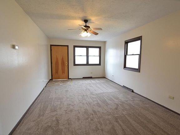 Building Photo - 3 bedroom and 1 bathroom house