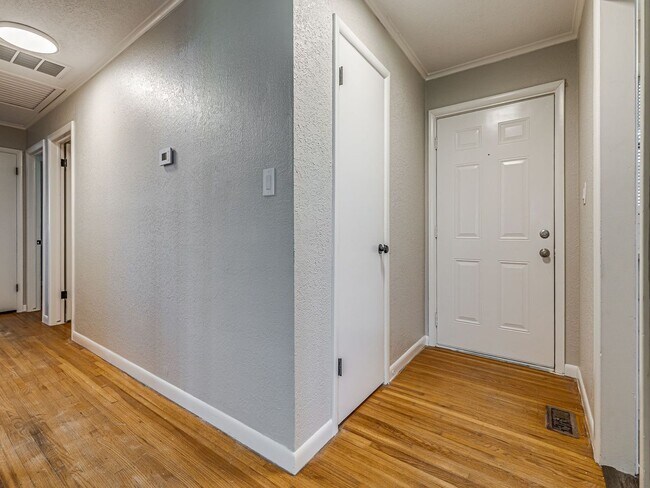 Building Photo - Beautiful 3 bedroom / 2 bath