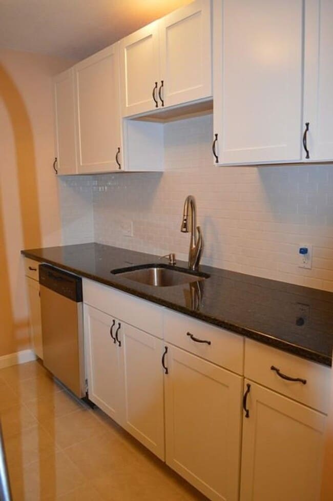 Building Photo - Avl 8/24 Prime BC location, 3BR/1.5BA renovated condo!