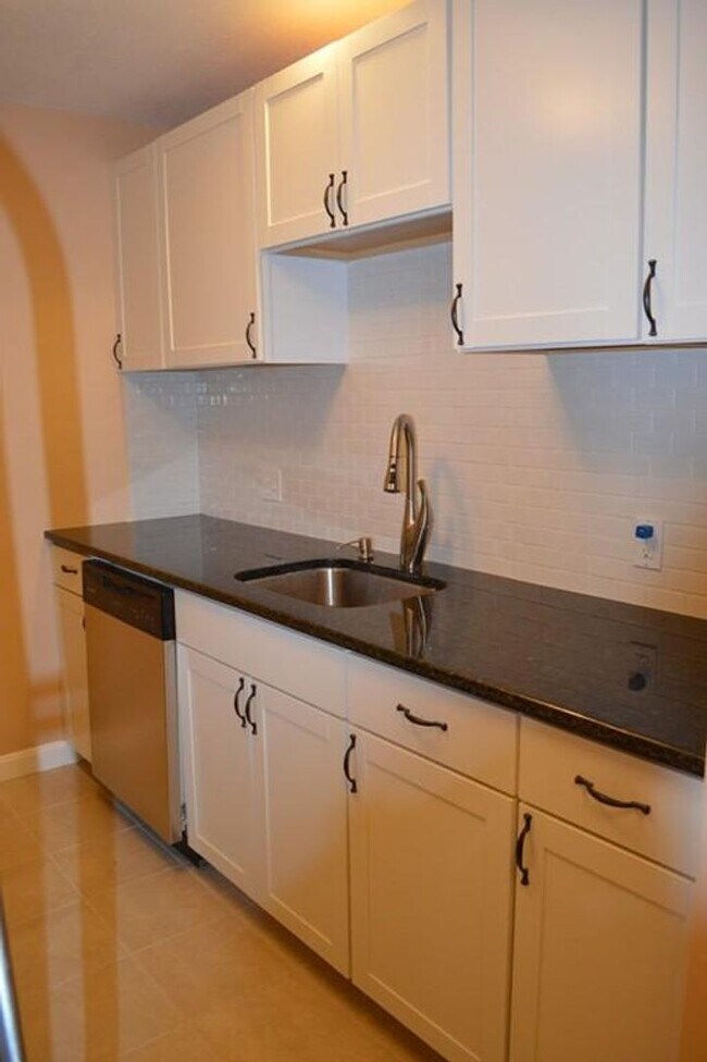 Foto del edificio - GREAT 3Br/1.5Bth perfect for BC roommates! Walk to BC, Reservoir, Right on Green Line