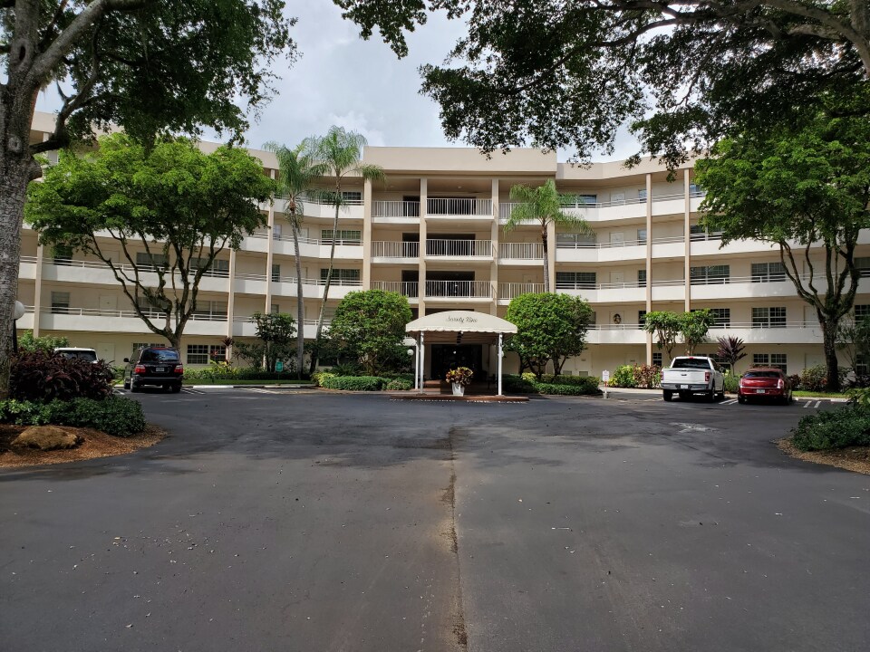 3980 Oaks Clubhouse Dr Unit 303, Pompano Beach, FL 33069 Condo for