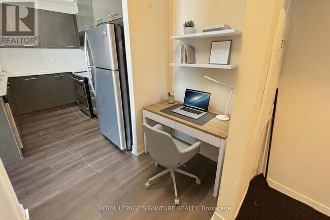 Photo du bâtiment - 360 Square One Dr