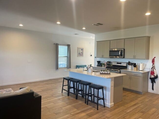 Building Photo - Beautiful Move-In Ready Two-Story Home in Silverbell Crossing!