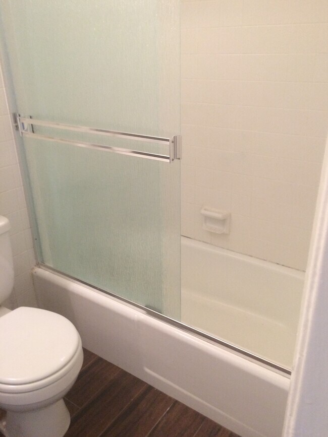 Tub/shower combo - 413 Monterey Ln