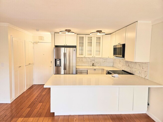 Foto del edificio - Waikiki Four Paddles 1 Bedroom 1 Bathroom 1 Parking 6th Floor Renovated Condominium