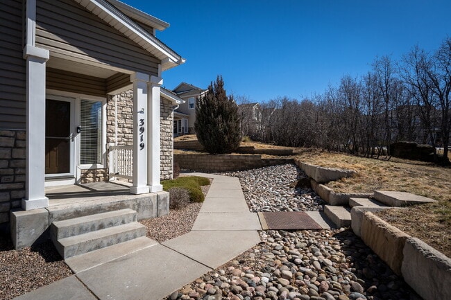 Building Photo - Beautiful 2 Bedroom End-Unit Townhouse in Montarbor Villas w/ Mountain Views