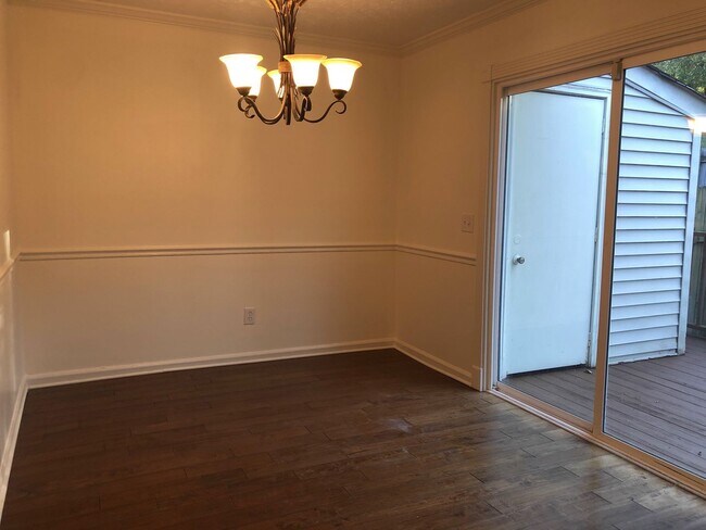 Foto del edificio - Newly Updated Townhouse Ready for a Tenant!