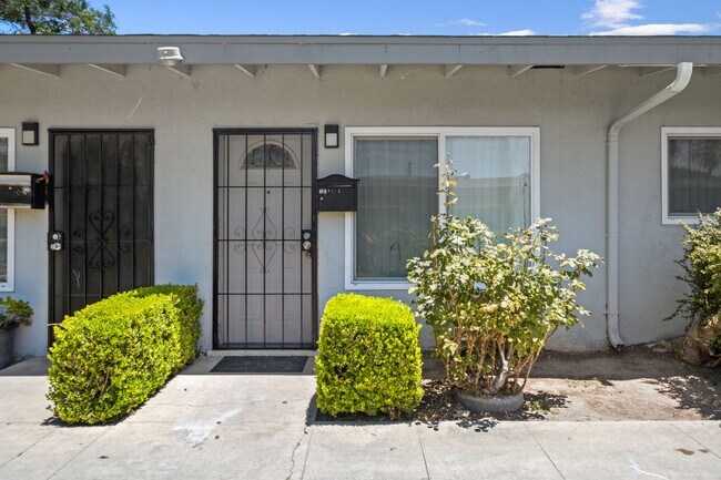 Building Photo - 1550 W Juno Avenue
