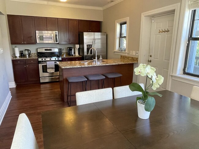 Kitchen - 710 W Bittersweet Pl