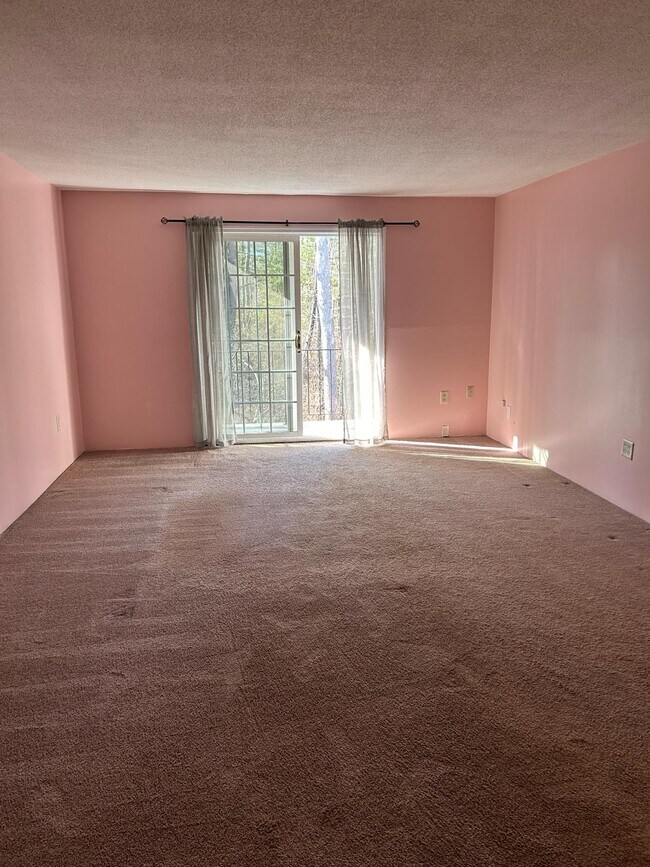 Living hall - 21 Shadowbrook Ln