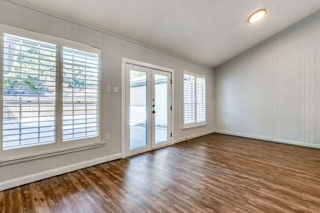 Building Photo - Stunning 4-Bedroom Home with Pool in Dallas