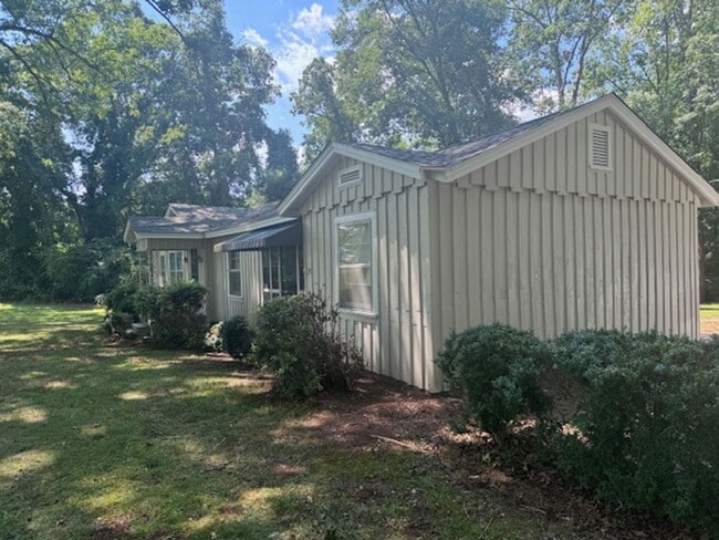 Building Photo - 3068 Roanoke Rd