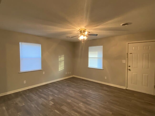 Building Photo - 109 Kemmons Dr