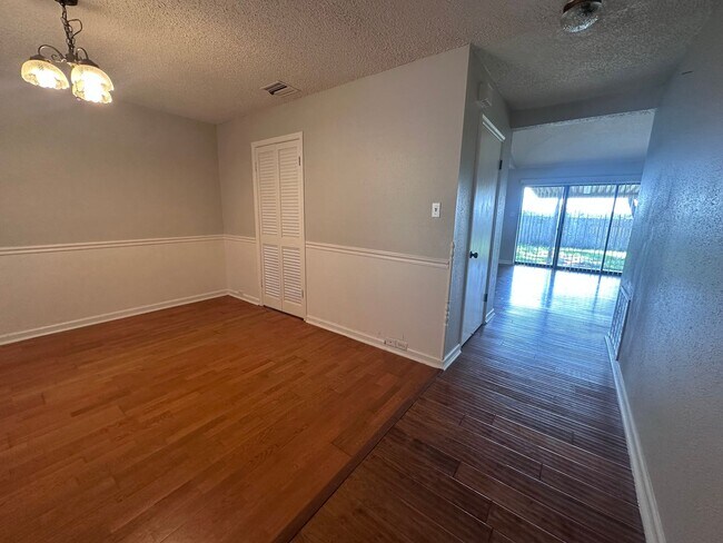 Foto del edificio - BEAUTIFUL WOOD FLOORING IN THIS 3 BR IN FO...
