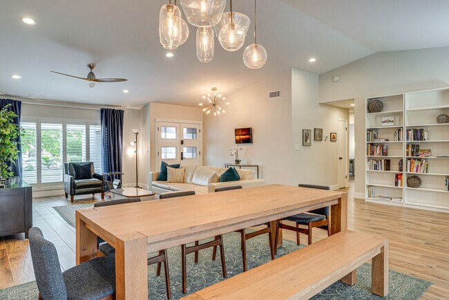 Foto del edificio - 2331 E Lupine Ave