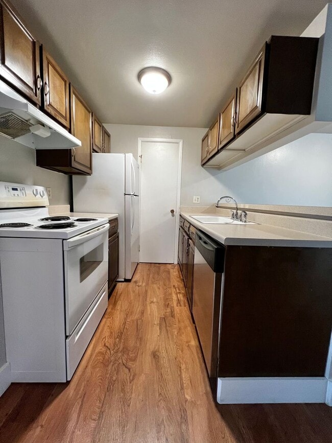 Building Photo - Robertson1005 (KC-JF)