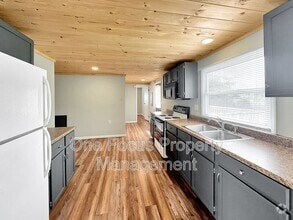 Building Photo - 220 Peach St