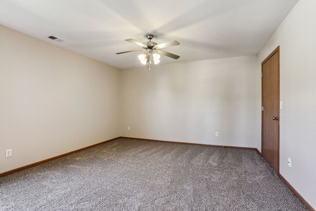 Building Photo - Spacious two story 3 Bedroom, 2 Baths in G...
