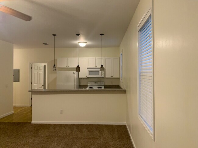 Foto del edificio - Historic Lincolnville Roommate-Ready Apartment!