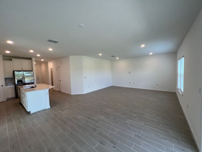 Foto del edificio - Available NOW! Be the FIRST to live in thi...