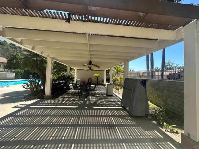Building Photo - Lovely 3 bedroom 2 bath townhome In the Allied Gardens!