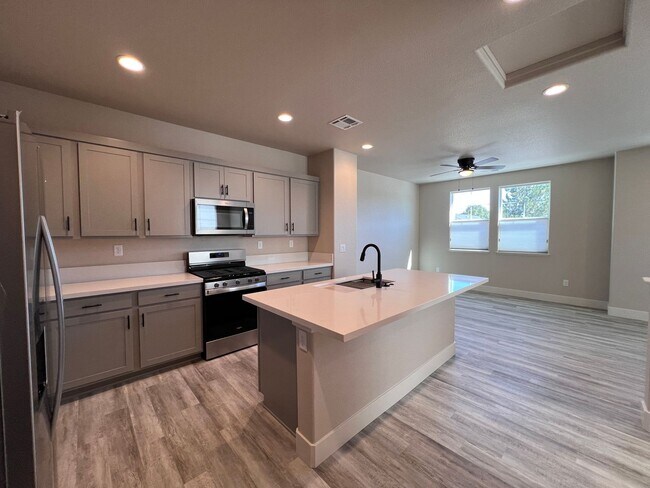 Foto del edificio - Charming & NEW! 2/2/2 Townhome in Gardnerv...