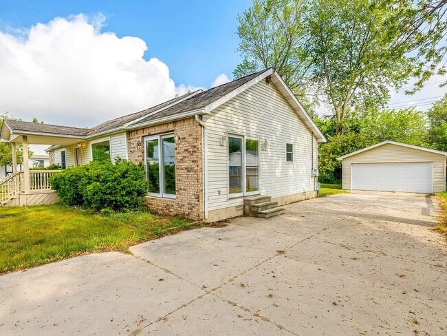 Building Photo - 7313 Oak Rd