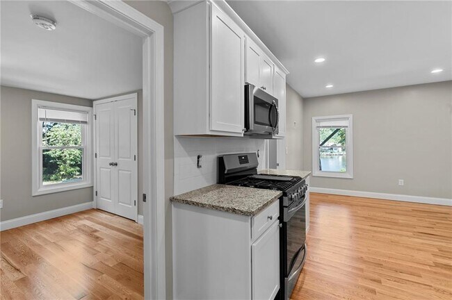 Foto del edificio - 376 Arnolds Neck Dr