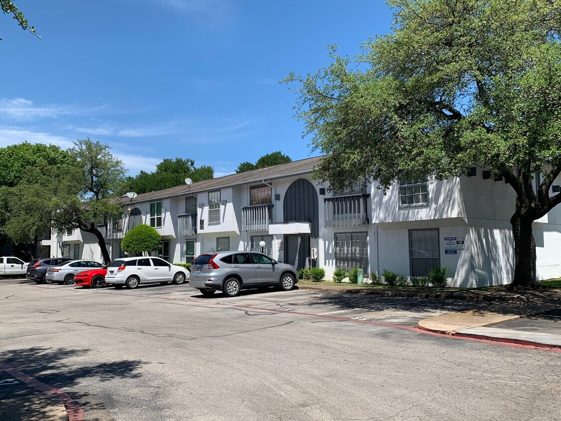 nearby tenant parking & many visitor spots - 12888 Montfort Dr