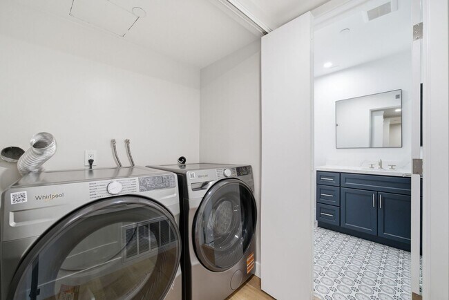 Foto del edificio - Fully Remodeled Coastal Condo in Villa Balboa | 2 Bed, 2 Bath