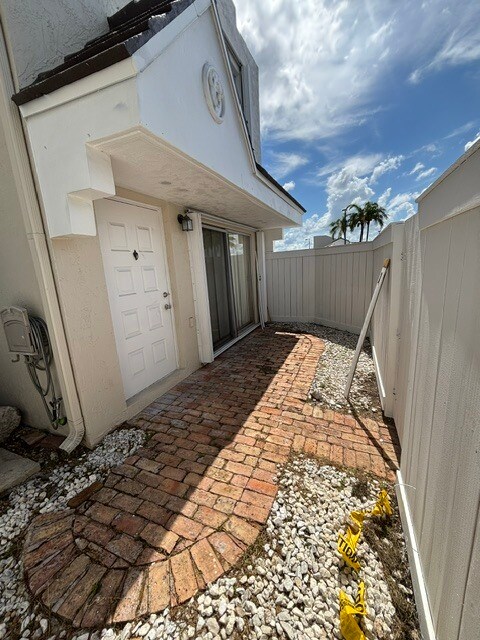 Private patio with Chicago Brick pavers - 6850 SW 45th Ln