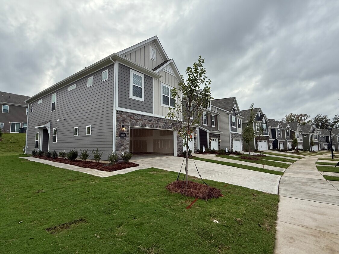 Foto principal - 3238 Lilac Grove Dr