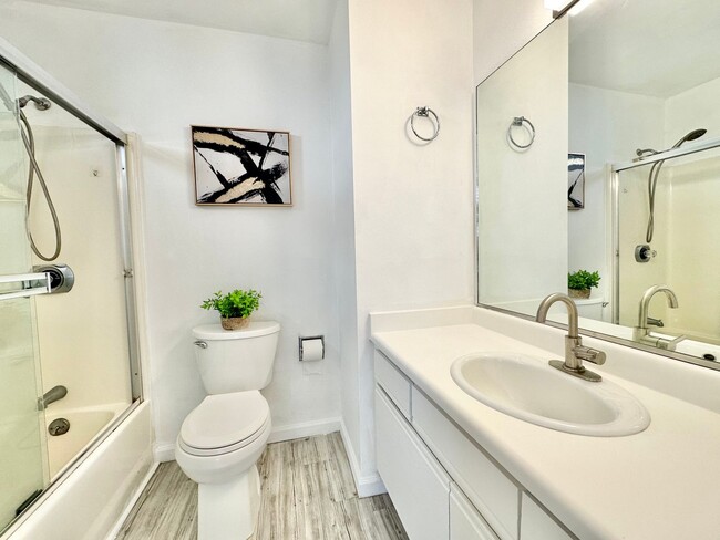 Building Photo - Epic REA: Bright Top Floor Corner Studio w...