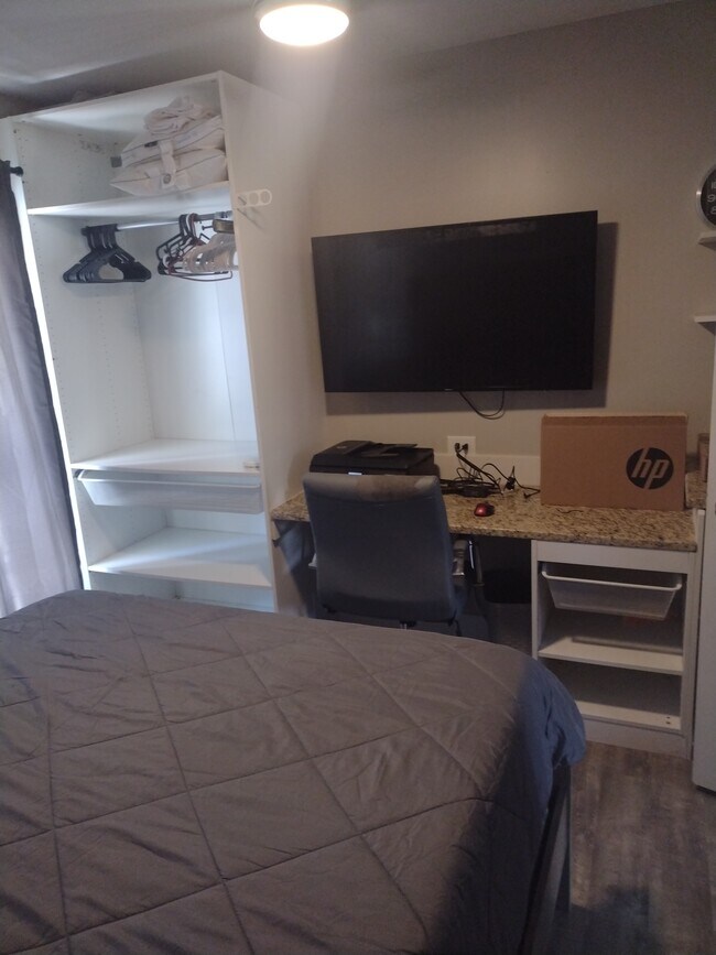 Building Photo - 2092 River Rd