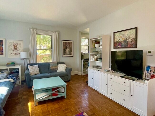 Building Photo - 1010 Centre St