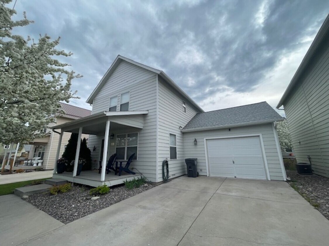 Primary Photo - Recently Updated 3 BR/ 1.5 BA in Central M...
