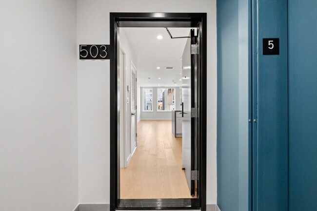 Building Photo - 693 Sutter St