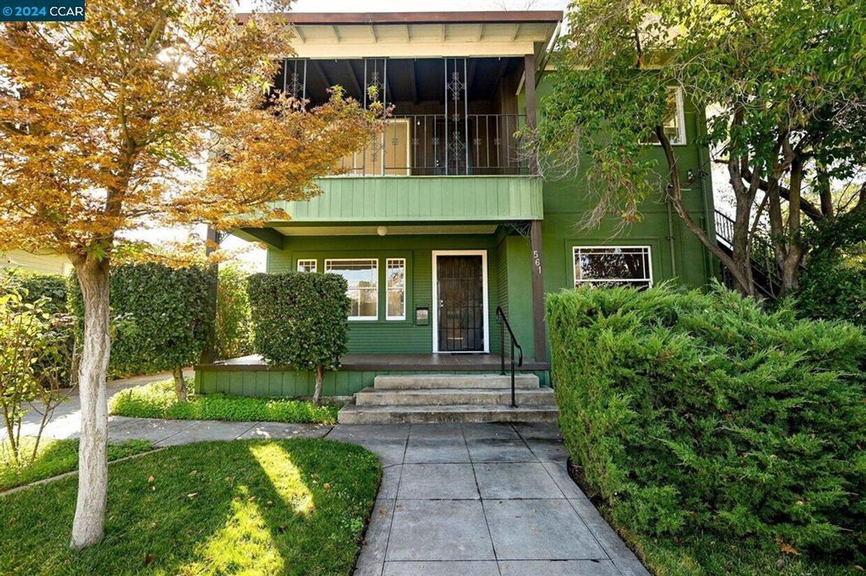 Primary Photo - VACANT DOWNTOWN APARTMENT REDONE TO THE 10...