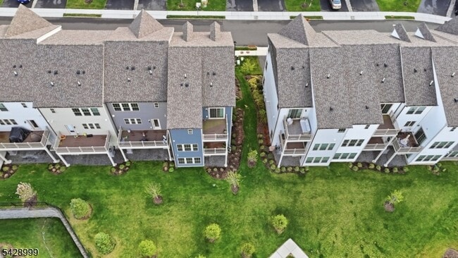 Building Photo - 19 Dahlia Dr