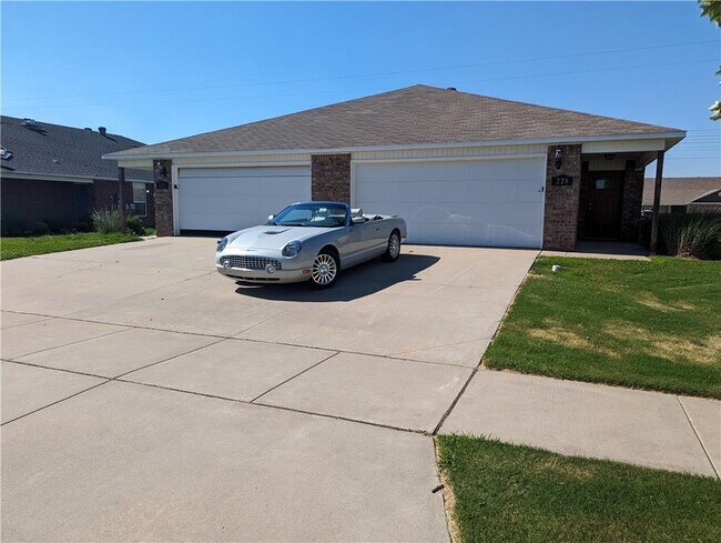 Building Photo - 228 E Anabranch Ct