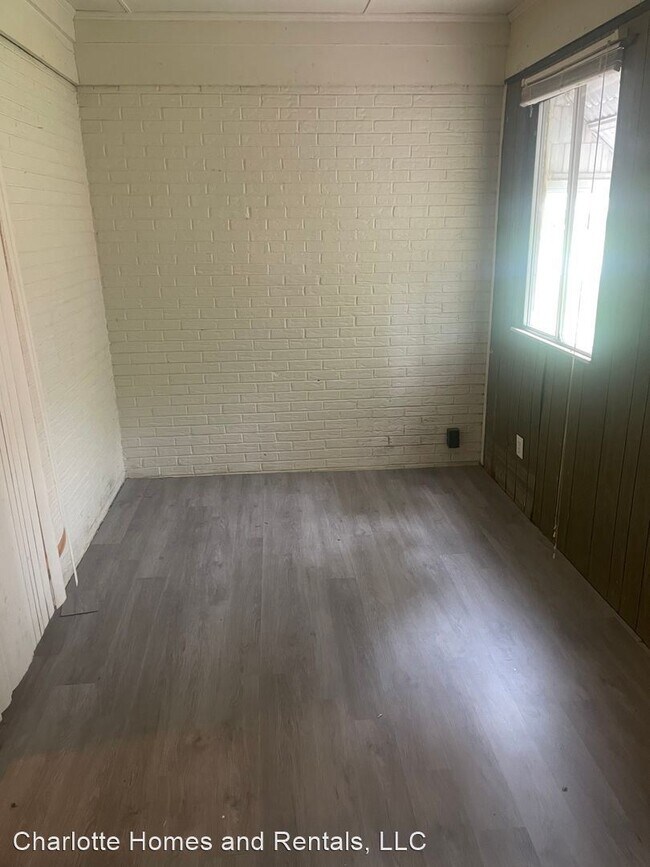 Building Photo - 3 br, 1 bath House - 3134 Markland Drive