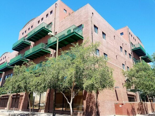 Building Photo - 424 S 2nd St