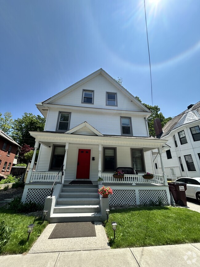 Building Photo - 212 Circular St